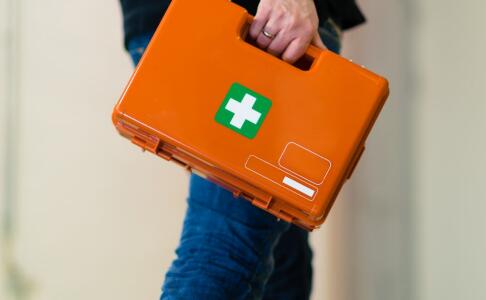 中风后如何急救 把握黄金3小时 中风后如何急救 中风后怎么进行急救 中风的症状有哪些